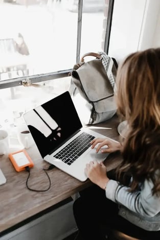 woman typing con keyboard at desk